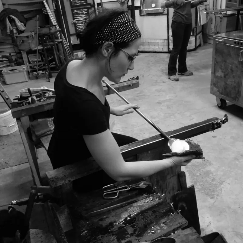 Sculpture en verre soufflé en France : un artiste au travail dans son atelier