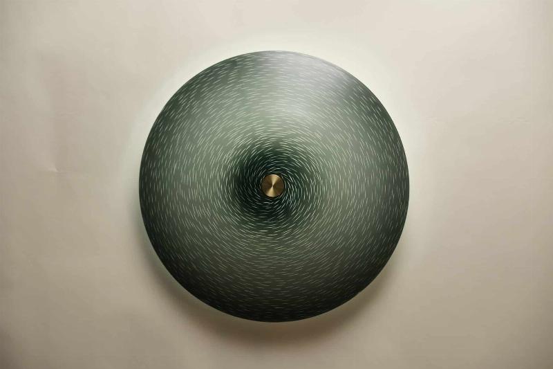 Un souffleur de verre façonnant une sculpture en verre soufflé dans un atelier d'art français, lumière ambiante