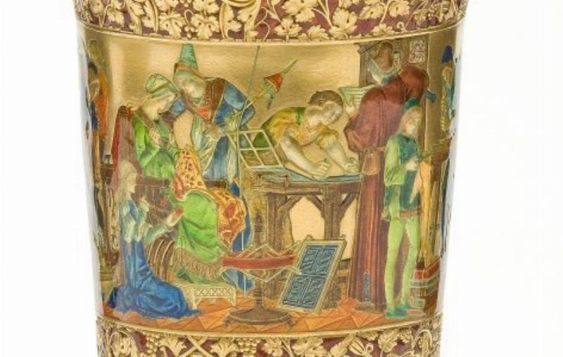 Une sculpture contemporaine abstraite en forme de voile, faite de matériaux innovants, avec des éléments lumineux et une esthétique futuriste