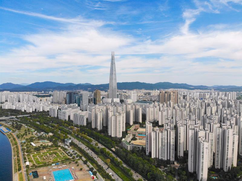 Un bâtiment moderne à Séoul fusionnant l'architecture contemporaine avec des éléments traditionnels coréens