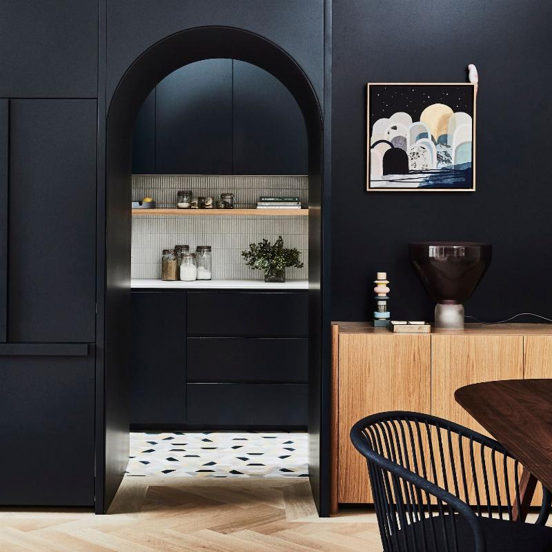 Un simulateur de couleur peinture en action sur un salon baigné de lumière naturelle