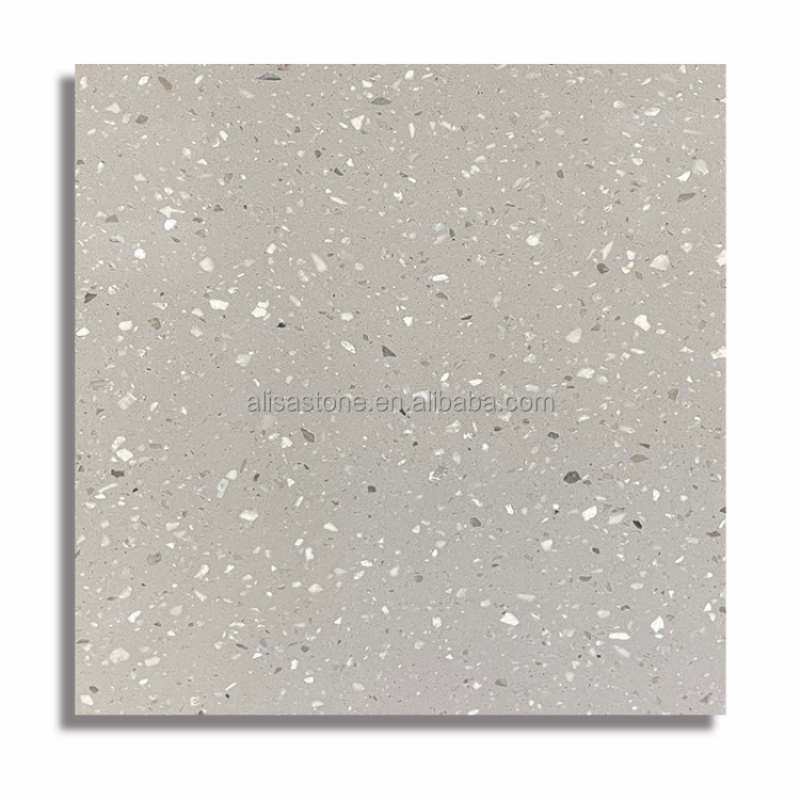 Un sol de garage en résine époxy avec des flocons décoratifs gris et blancs, apportant une touche moderne et antidérapante, reflétant la lumière de manière élégante.