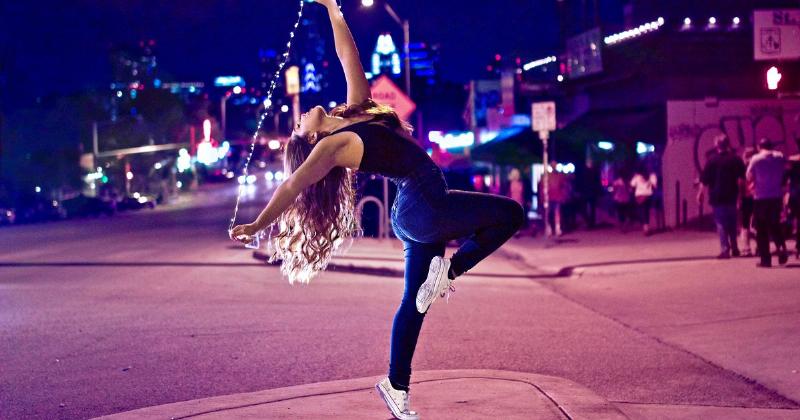 Groupe de musique français jouant de la musique pop électronique dans un studio coloré