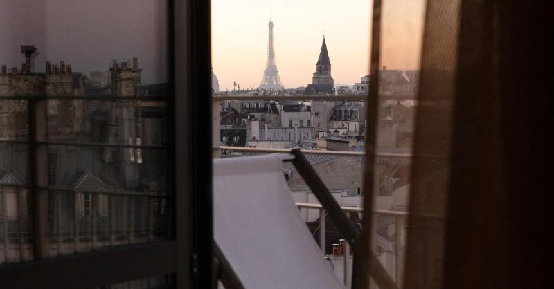 Vue immersive spectaculaire de la cathédrale Notre-Dame de Paris, recréant son histoire et son architecture