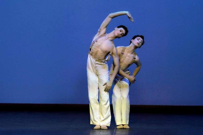 Intérieur somptueux d'un théâtre historique parisien, des spectateurs attendent le début d'un spectacle.