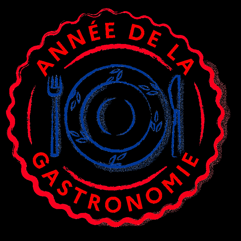 Un stand coloré de produits du terroir avec un vendeur souriant dans une fête de village française