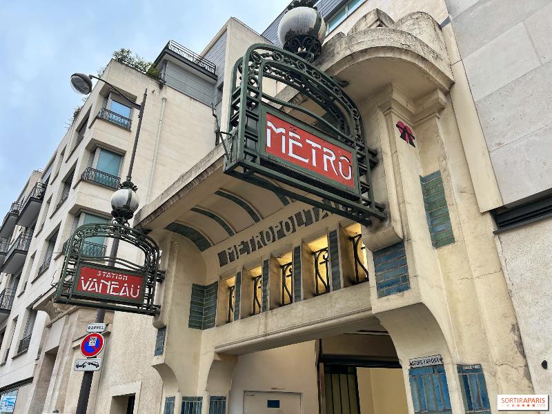 Vue détaillée de l'entrée Art Nouveau de la station de métro Cité, un élément du patrimoine parisien près de Notre-Dame