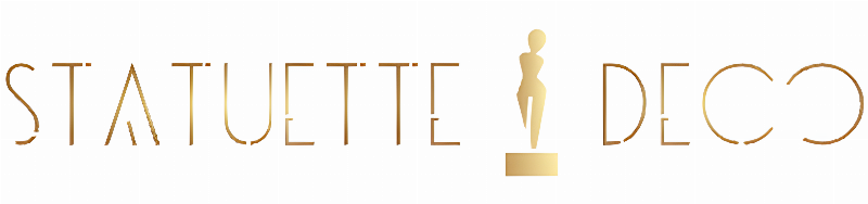 Une statue africaine utilisée dans un contexte rituel, soulignant sa fonction spirituelle et culturelle profonde en Afrique