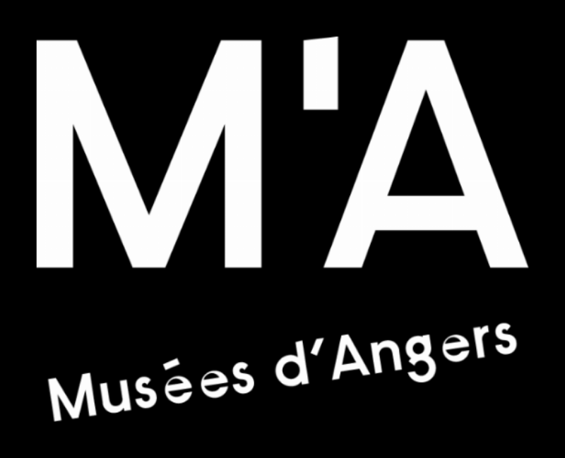 Sculpture d'ange contemporaine dans un jardin