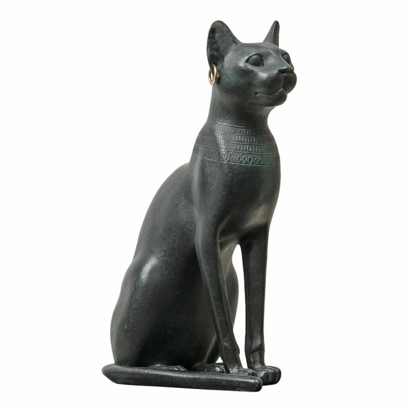 Statue de Bastet, déesse égyptienne à tête de chat, exposée dans un musée français