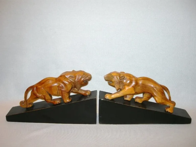 Statue de bouledogue anglais en résine aspect bronze, placée dans un jardin luxuriant avec des fleurs colorées.