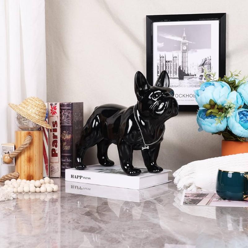 Statue de bouledogue anglais en résine finition céramique, posée sur une table basse dans un salon moderne.