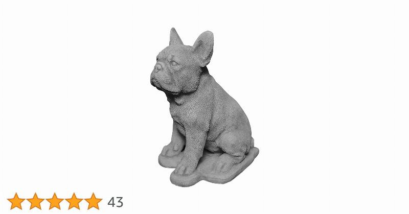 Statue bouledogue français résistante aux intempéries dans un cadre de jardin luxuriant
