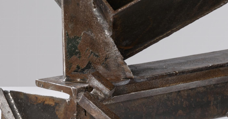 Sculpture abstraite en bronze aux formes géométriques dynamiques