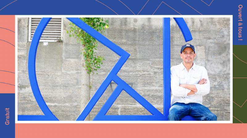 Une grande sculpture abstraite contemporaine installée sur un socle dans une place publique animée.