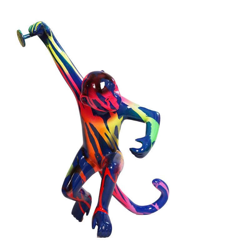 Statue de décoration contemporaine en résine colorée dans un intérieur audacieux