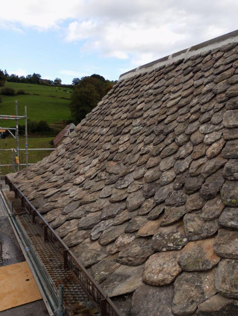 Statue d'église ancienne en bois sculpté, représentant un saint, témoignant du riche patrimoine sacré français