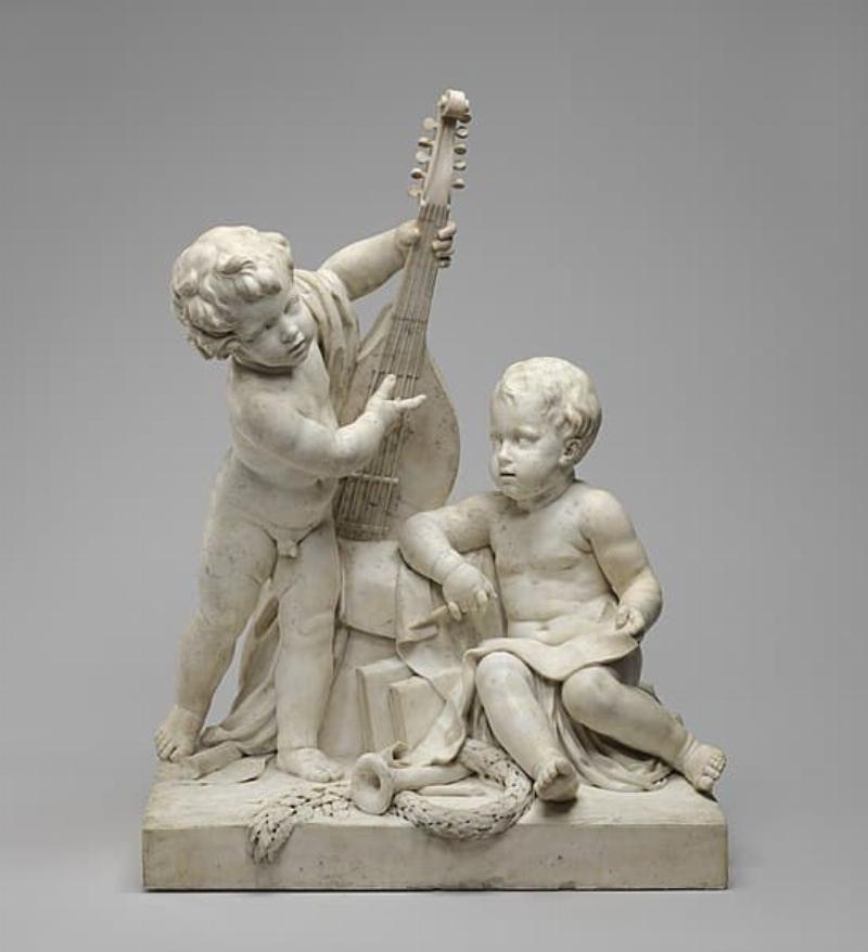Une élégante statue en terre cuite du XVIIIe siècle, style Rococo, par Clodion, représentant une figure mythologique française