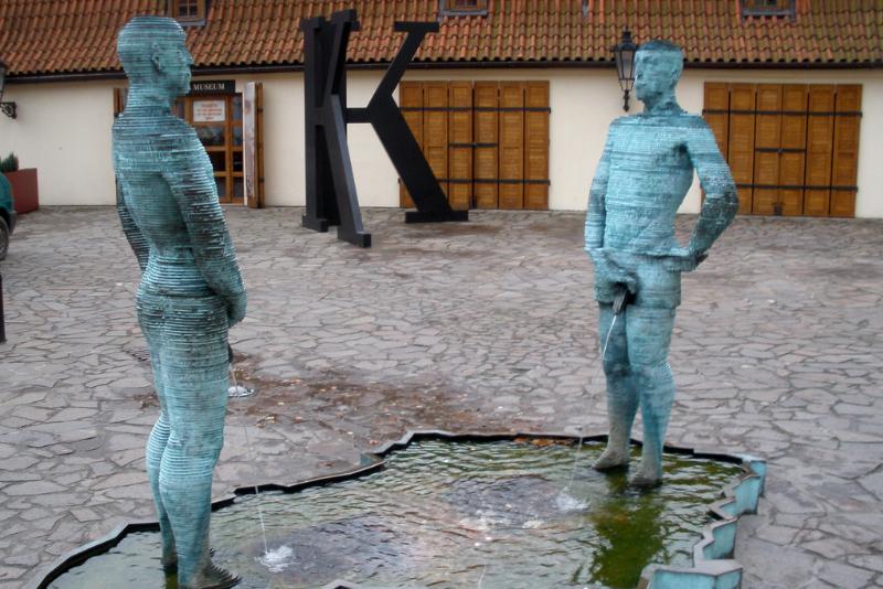 Statue mouvante de Franz Kafka par David Černý à Prague