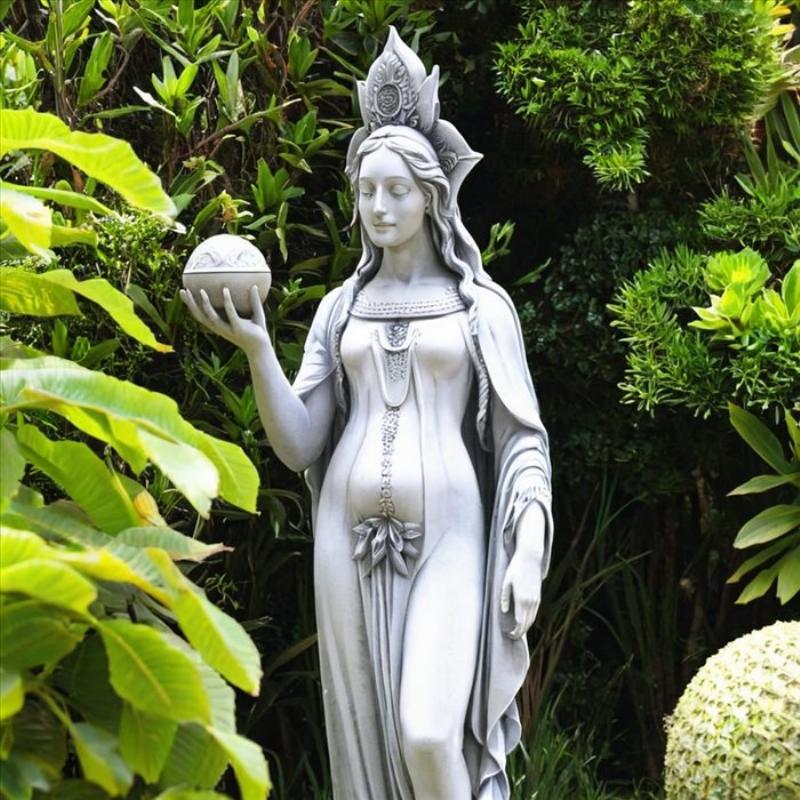 La statue Gaia, représentation artistique de la Terre Mère, évoque la fertilité et la connexion cosmique.