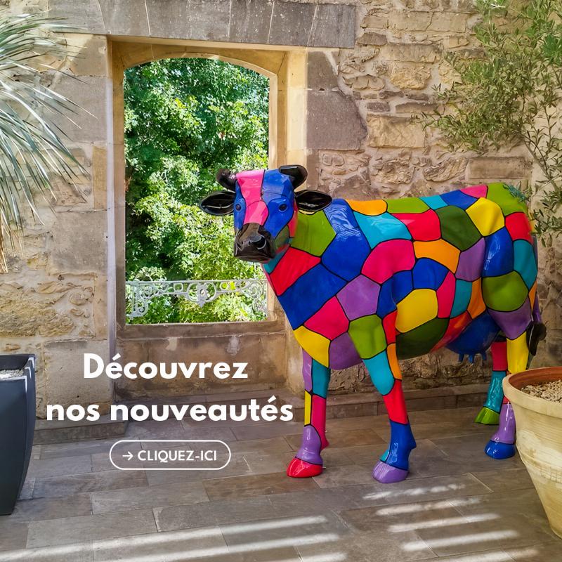 Statue de girafe en bronze patiné, style classique, dans un jardin à la française