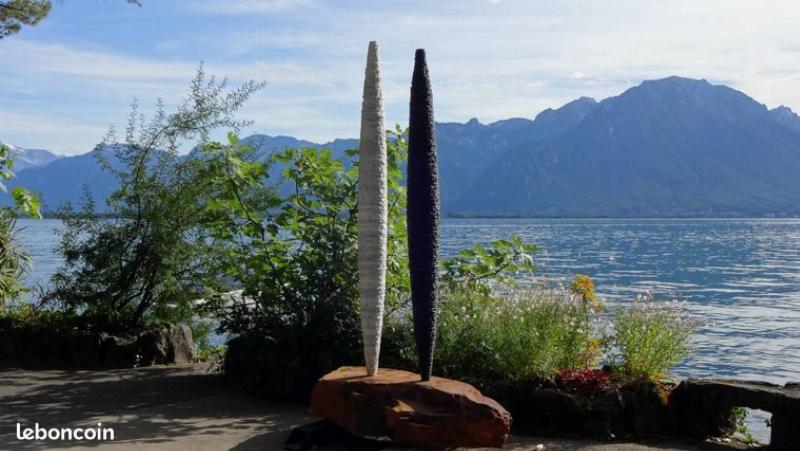 Statue gorille monumentale en métal dans un jardin paysager moderne