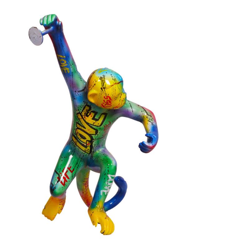 Statue gorille multicolore au centre d'un salon design contemporain