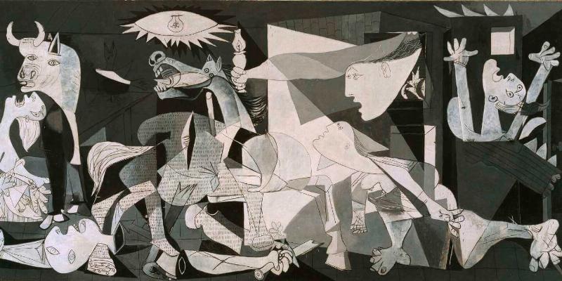 Statue abstraite d'un guerrier à cheval en milieu urbain contemporain