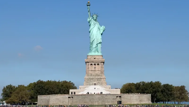 La Statue de la Liberté, une statue connu monumentale de Bartholdi, symbolisant la liberté universelle