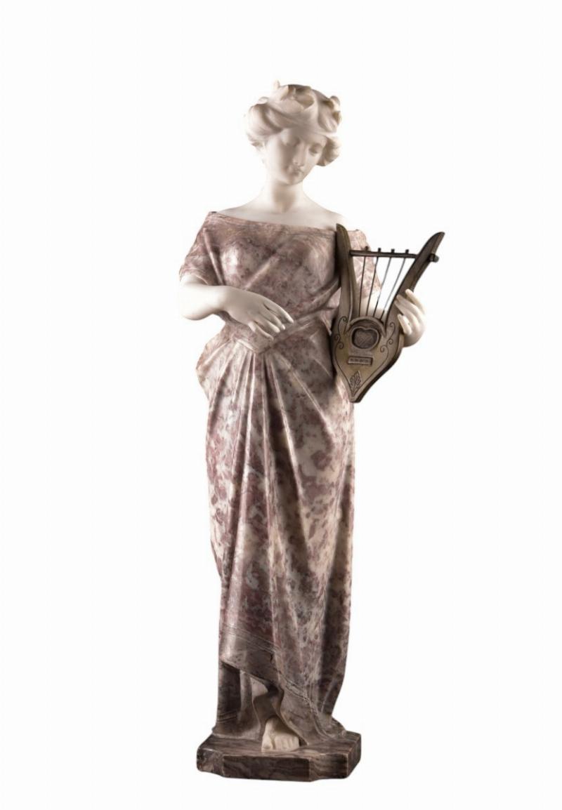 Statue classique en marbre avec drapés élégants et visages sereins