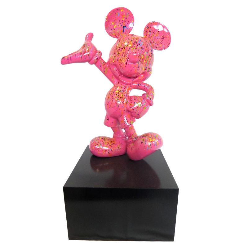 Statue emblématique de Mickey Mouse, haute de 80 cm, ajoutant une touche de joie et de design à un intérieur moderne.