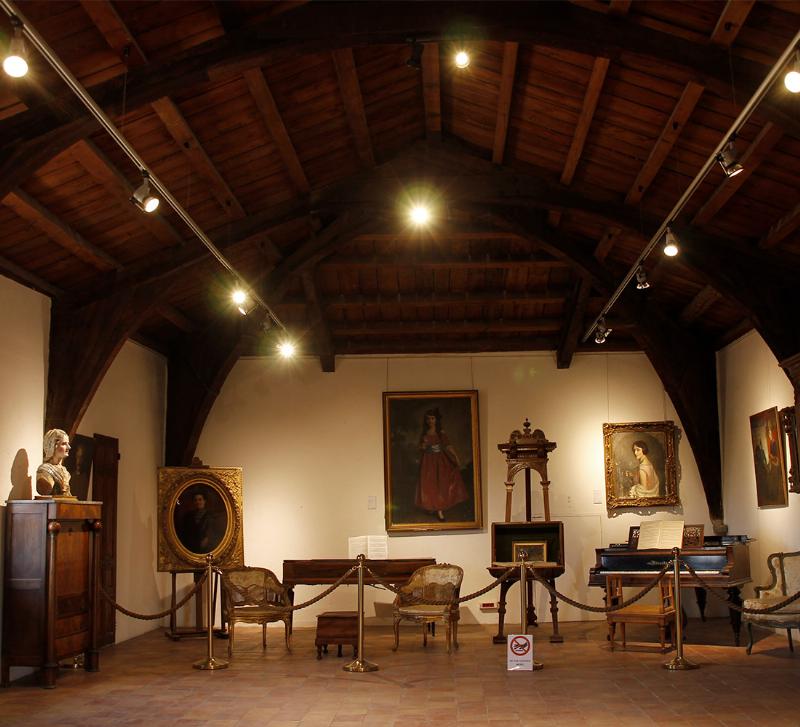 Alt text: Une sculpture en plâtre d'une femme dans un style néoclassique, exposée dans une galerie d'art.