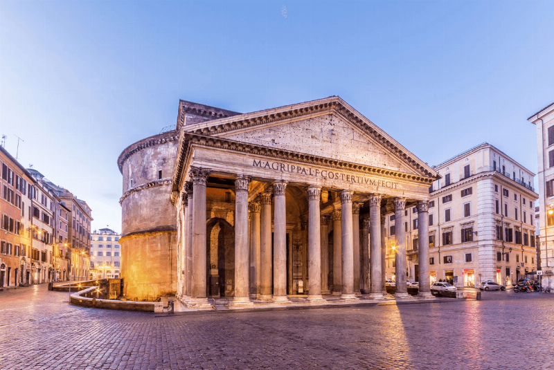 Statue religieuse ancienne de la Renaissance en marbre blanc, montrant la finesse du détail