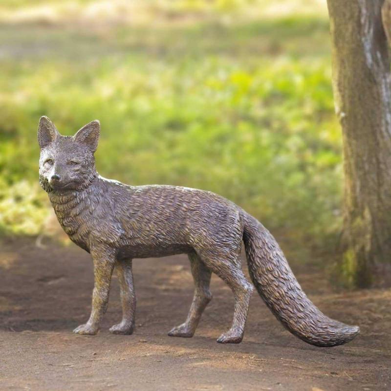 Statue de renard en bronze élégante dans un jardin à la française