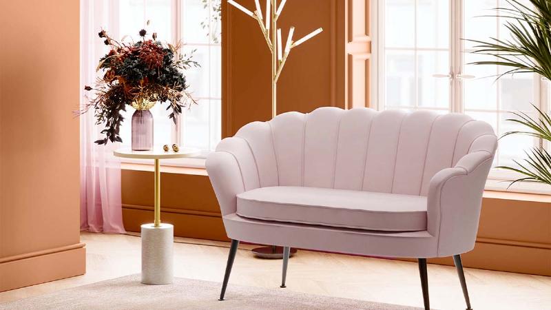 Statue contemporaine de teckel aux couleurs vives, design moderne, intégration dans un intérieur élégant.