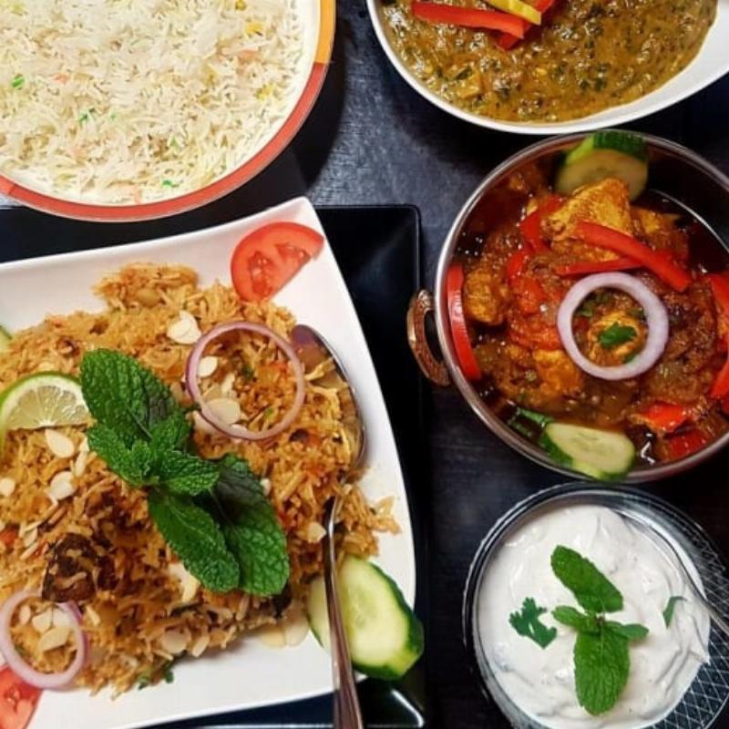 Statue en verre transparente reflétant un jardin luxuriant à l'extérieur