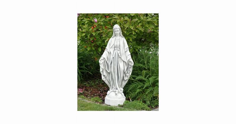 Statue de Notre-Dame de Lourdes en pierre, 80 cm, installée près d'un petit sanctuaire extérieur.