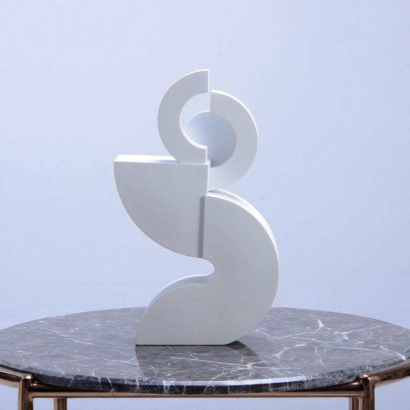 Statue Vierge Marie pour jardin fabriquée en résine blanche, style moderne et épuré, dans un jardin zen