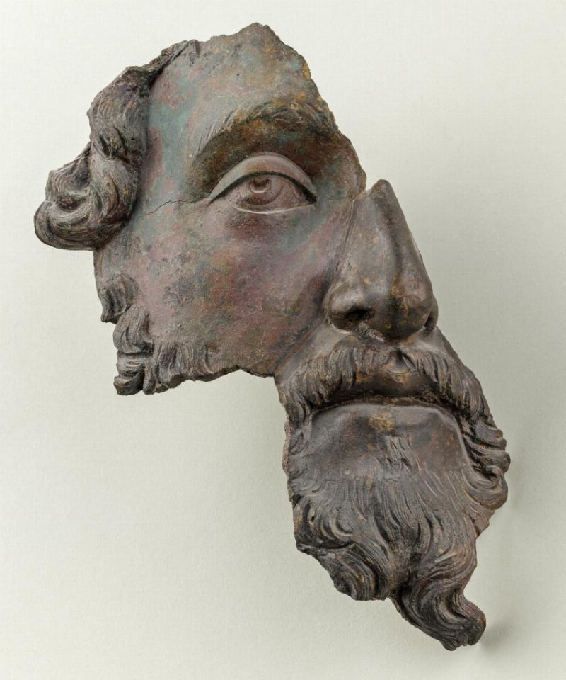 Exposition de statues gréco-romaines dans un musée moderne