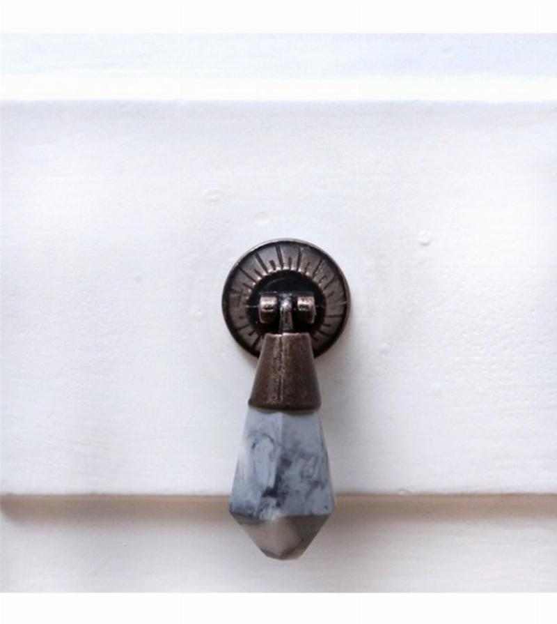 Statuette en porcelaine d'une ballerine dans une pose classique, ornée de détails roses. Style délicat et raffiné. Ambiance féerique.