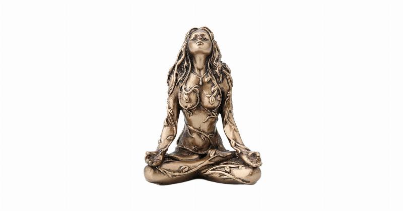 Statuette femme assise en bronze de style classique, capturant la sérénité et l'élégance