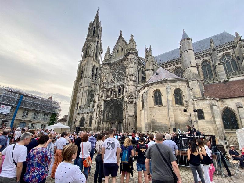 Scène d'un concert de musique classique en plein air à Strasbourg, ambiance estivale et détendue. 