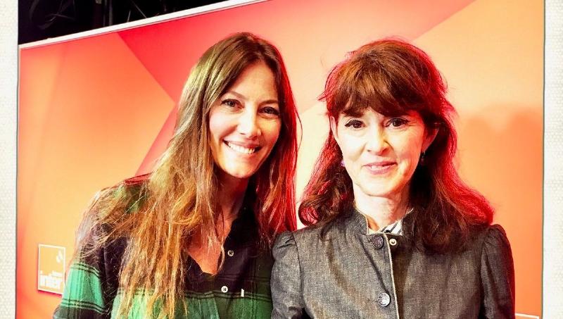 Studio de France Musique avec un animateur et des instruments, symbolisant la diffusion des titres.