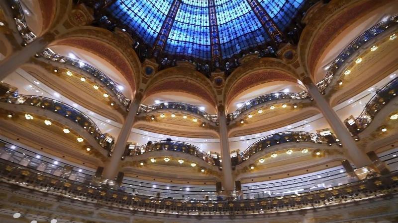 Ambiance élégante d'un café littéraire parisien, reflétant le style art
