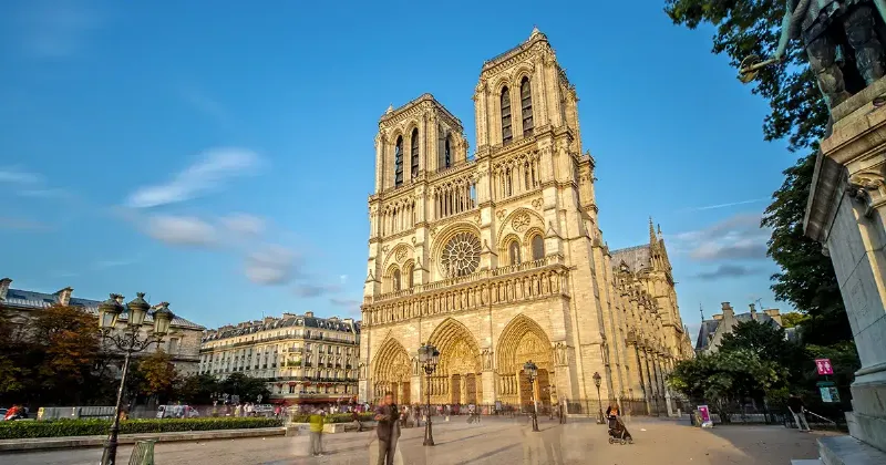 Notre Dame et Quasimodo, un symbole de patrimoine et d'héritage littéraire