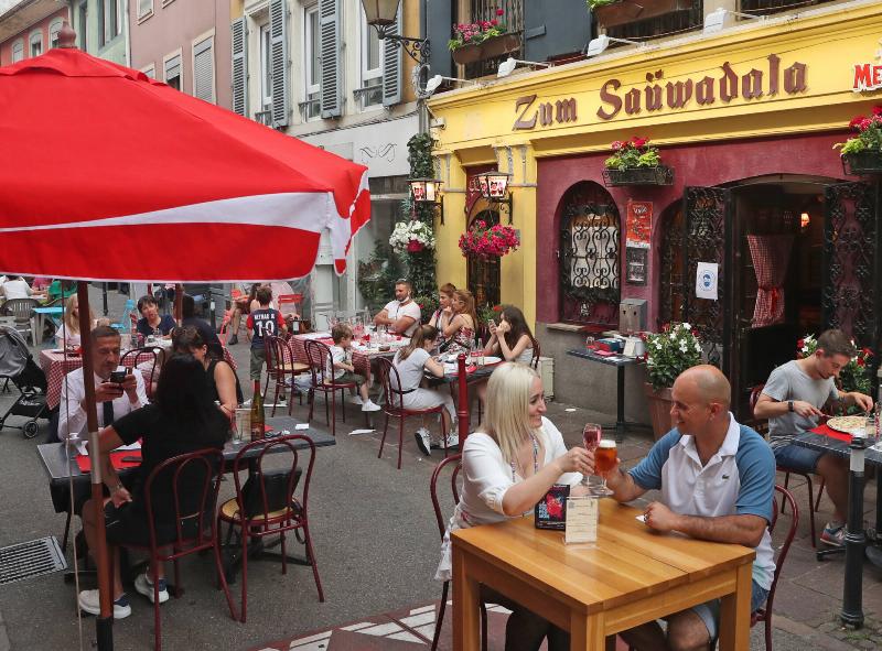 Table alsacienne garnie dans un restaurant traditionnel de Cernay, avec plats locaux
