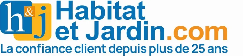 Table basse Le Corbusier LC10 en verre et acier chromé dans un intérieur épuré