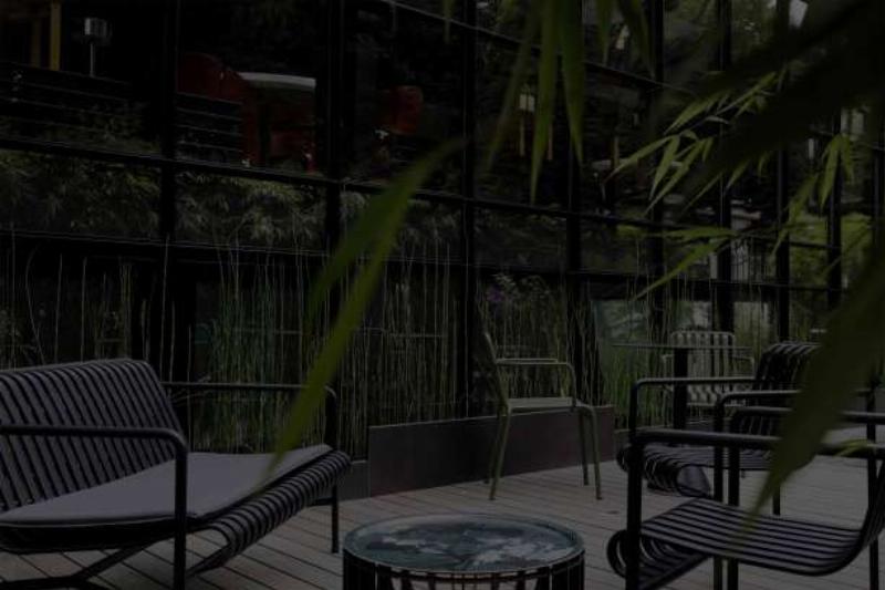 Une table élégante avec des plats français et du vin, incarnant l'art de vivre à la française