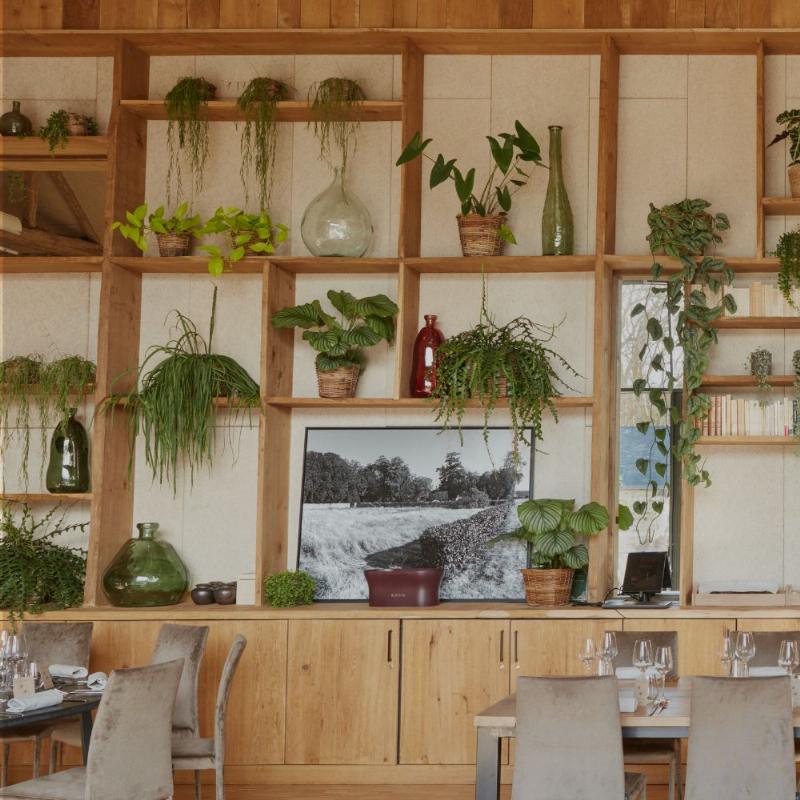 Une table française magnifiquement dressée pour la fête plus avec gastronomie raffinée et convivialité