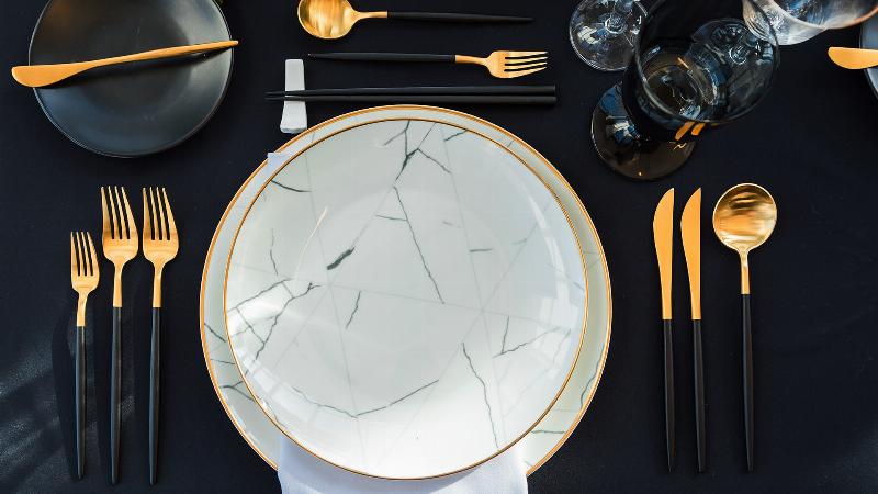 Table française dressée pour un repas, ambiance chaleureuse, vin, pain et fromage, coutumes culinaires